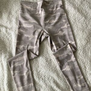 Athleta Elation Camo 7/8 Tight Leggings Women’s Size MT Yoga Activewear, B08